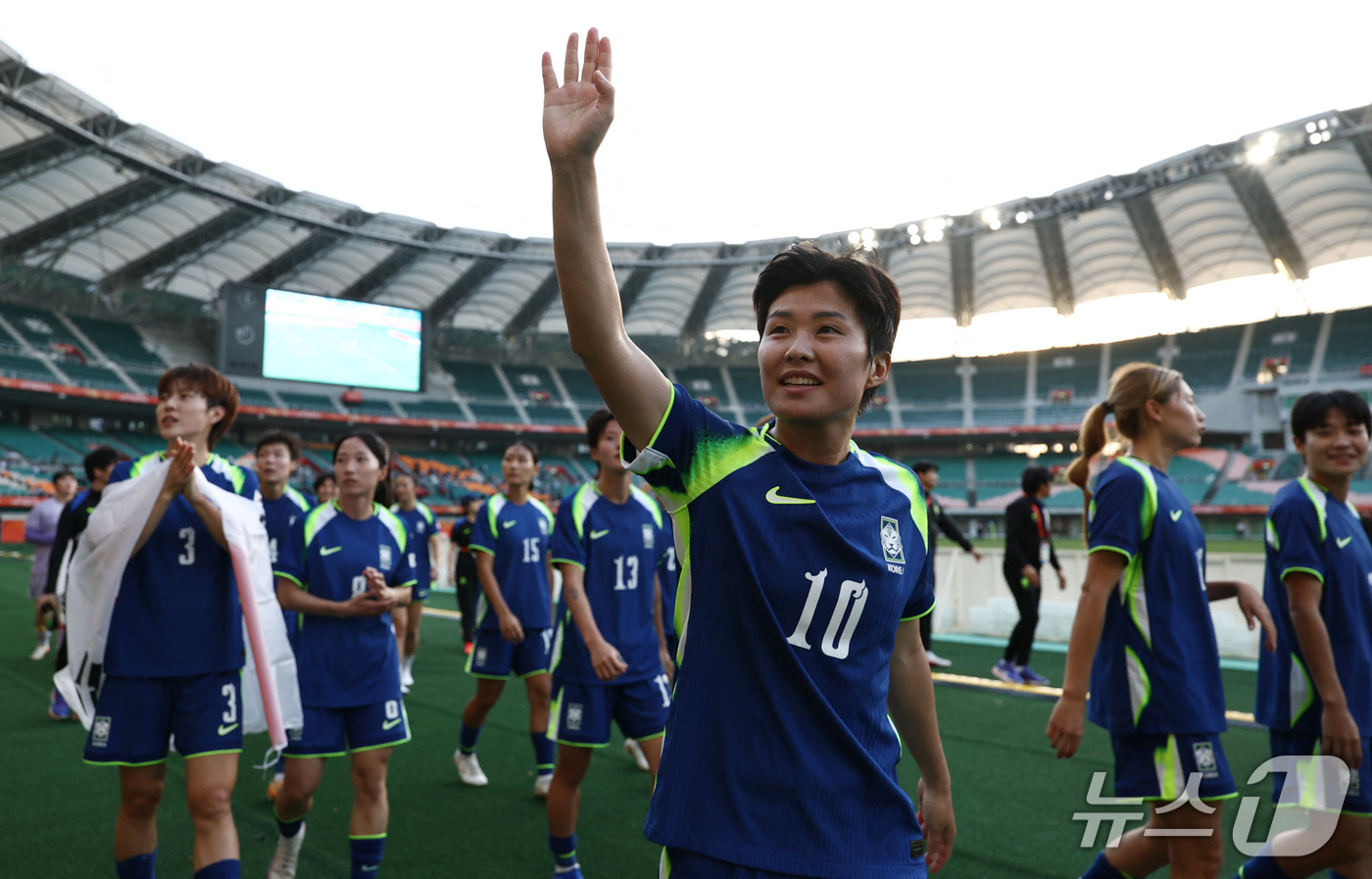 (로이터=뉴스1) = 한국 여자 축구대표팀 지소연을 비롯한 선수들이 2일 일본 시즈오카 스타디움 에코파에서 열린 중국과 대회 여자 축구 동메달 결정전에서 1-0으로 승리하며 동메달 …