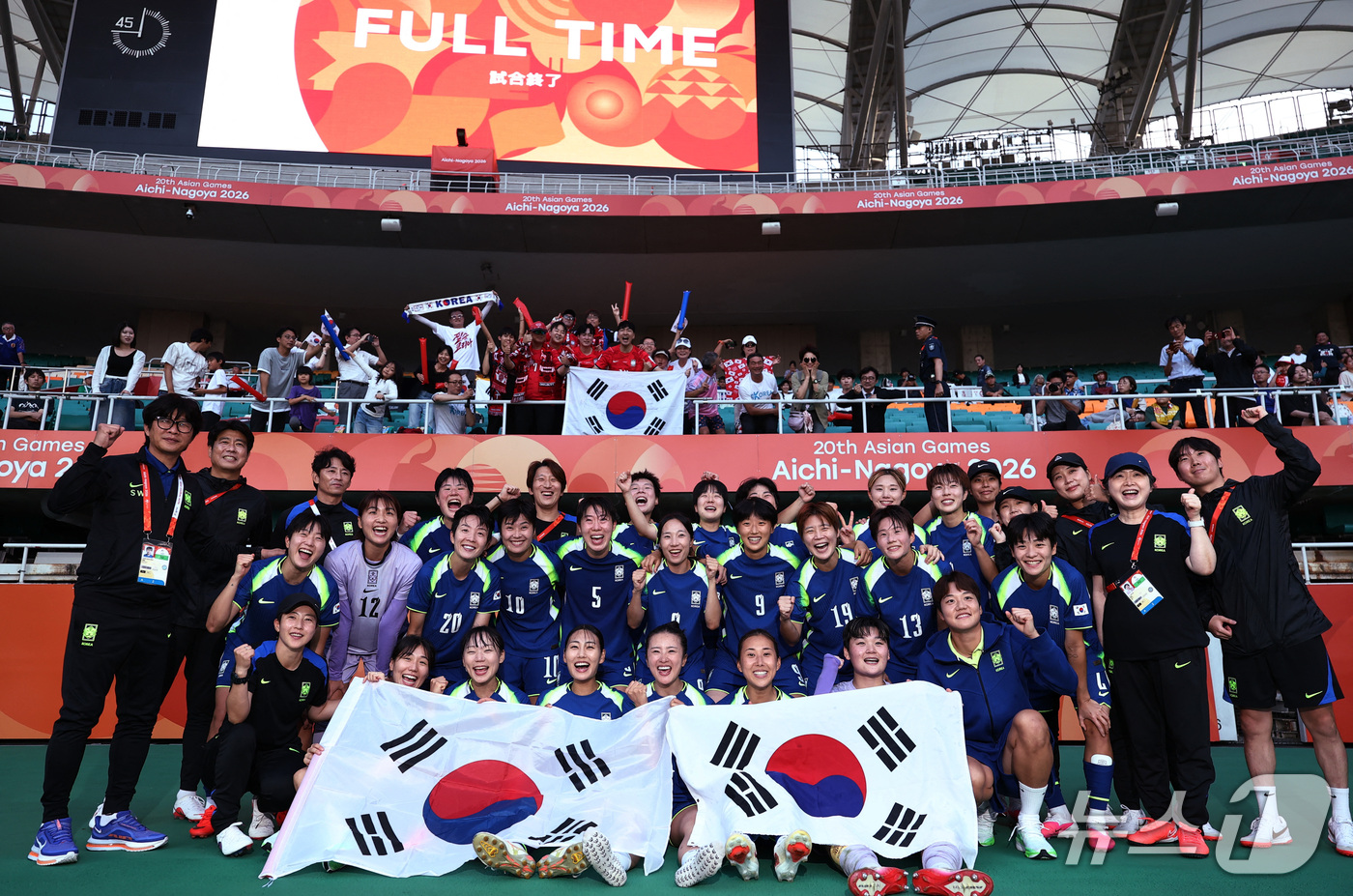 (로이터=뉴스1) = 한국 여자 축구대표팀 지소연을 비롯한 선수들이 2일 일본 시즈오카 스타디움 에코파에서 열린 중국과 대회 여자 축구 동메달 결정전에서 1-0으로 승리하며 동메달 …