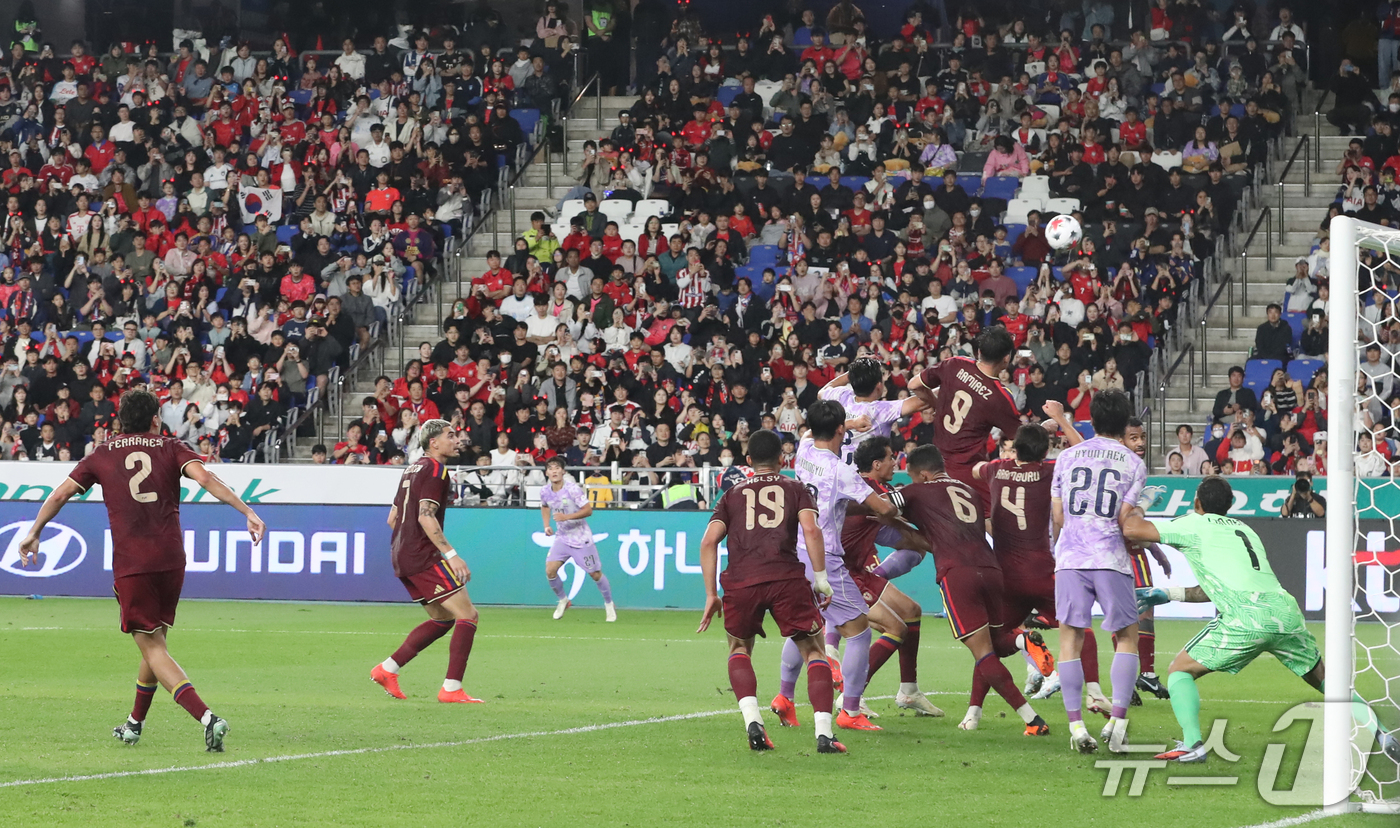 (울산=뉴스1) 조민주 기자 = 2일 울산 남구 문수월드컵경기장에서 열린 축구 국가대표팀 평가전 대한민국과 베네수엘라의 경기, 양팀 선수들이 경합하고 있다. 2026.10.2/뉴스 …