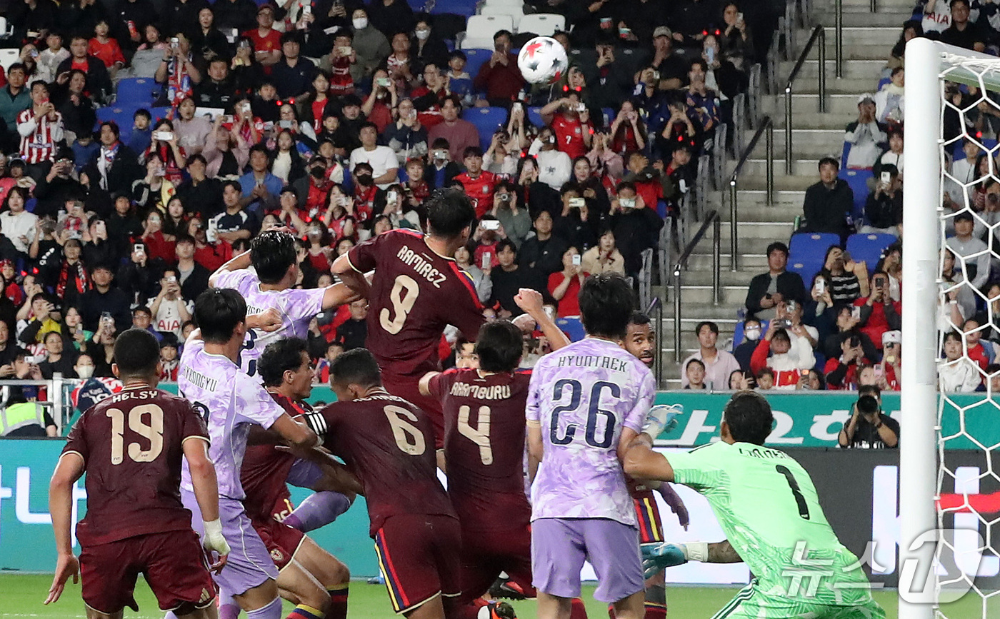 (울산=뉴스1) 조민주 기자 = 2일 울산 남구 문수월드컵경기장에서 열린 축구 국가대표팀 평가전 대한민국과 베네수엘라의 경기, 양 팀 선수들이 경합하고 있다. 2026.10.2/뉴 …