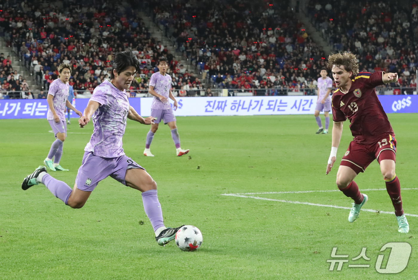(울산=뉴스1) 조민주 기자 = 2일 울산 남구 문수월드컵경기장에서 열린 축구 국가대표팀 평가전 대한민국과 베네수엘라의 경기, 대한민국 설영우가 크로스를 올리고 있다. 2026.1 …