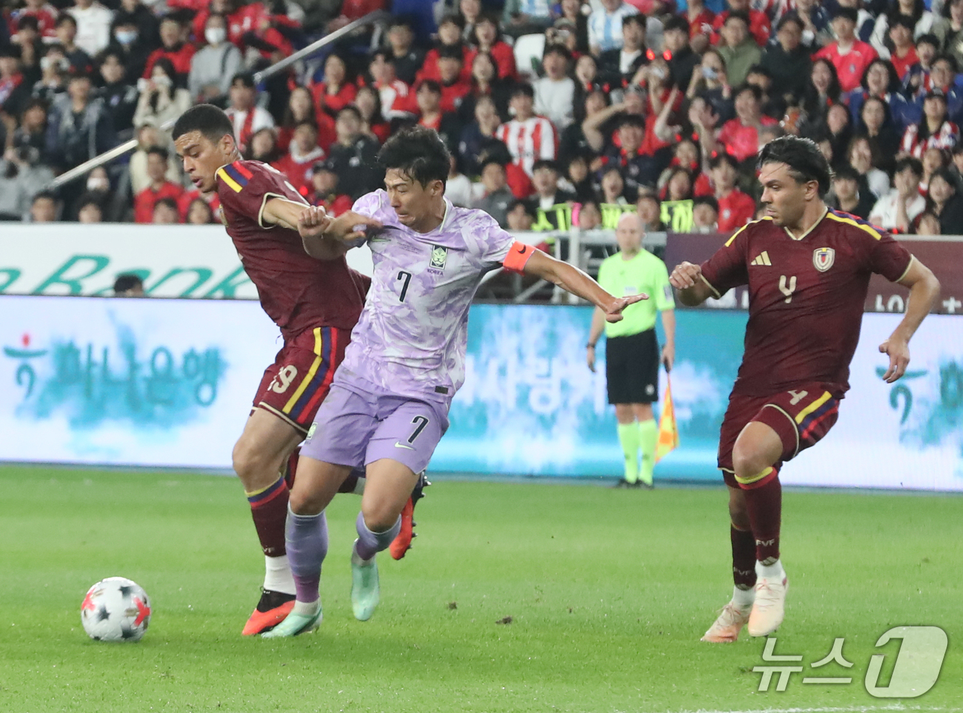(울산=뉴스1) 조민주 기자 = 2일 울산 남구 문수월드컵경기장에서 열린 축구 국가대표팀 평가전 대한민국과 베네수엘라의 경기, 대한민국 손흥민이 볼경합을 하고 있다. 2026.10 …
