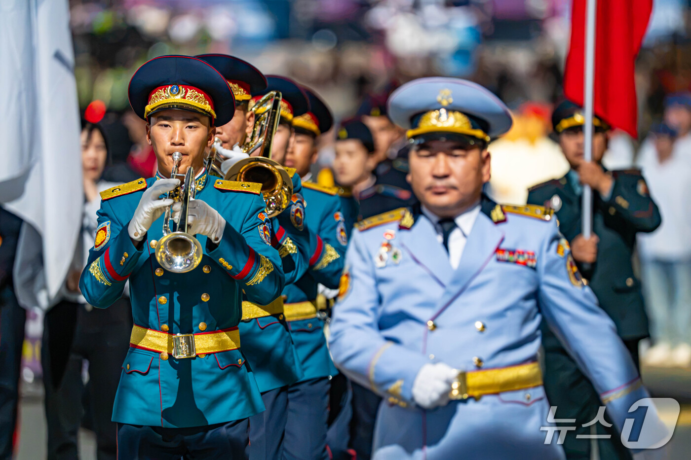 (천안=뉴스1) 이시우 기자 = 2일 천안 신부동에서 열린 \'천안흥타령춤축제 2026\' 거리댄스 퍼레이드에서 몽골 군악대가 공연하고 있다. 이날 퍼레이드는 신부동 방죽안오거리~ …