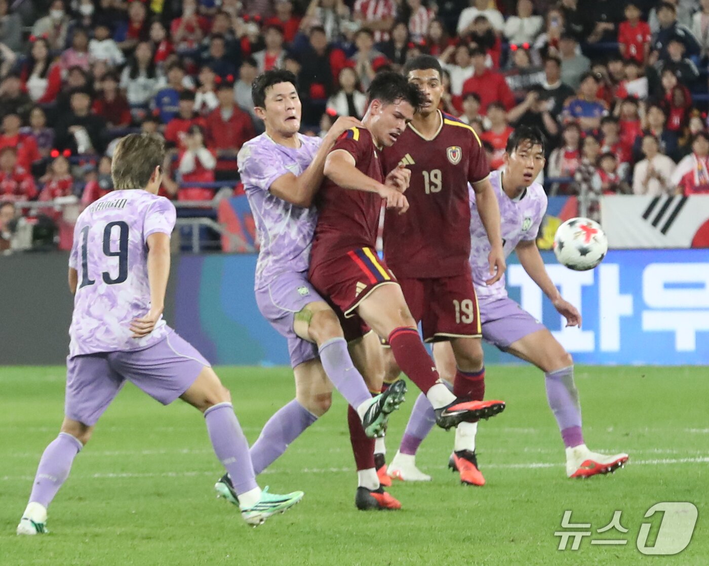 본문 이미지 - 2일 울산 남구 문수월드컵경기장에서 열린 축구 국가대표팀 평가전 대한민국과 베네수엘라의 경기, 대한민국 김민재가 수비를 하고 있다. 2026.10.2 ⓒ 뉴스1 조민주 기자
