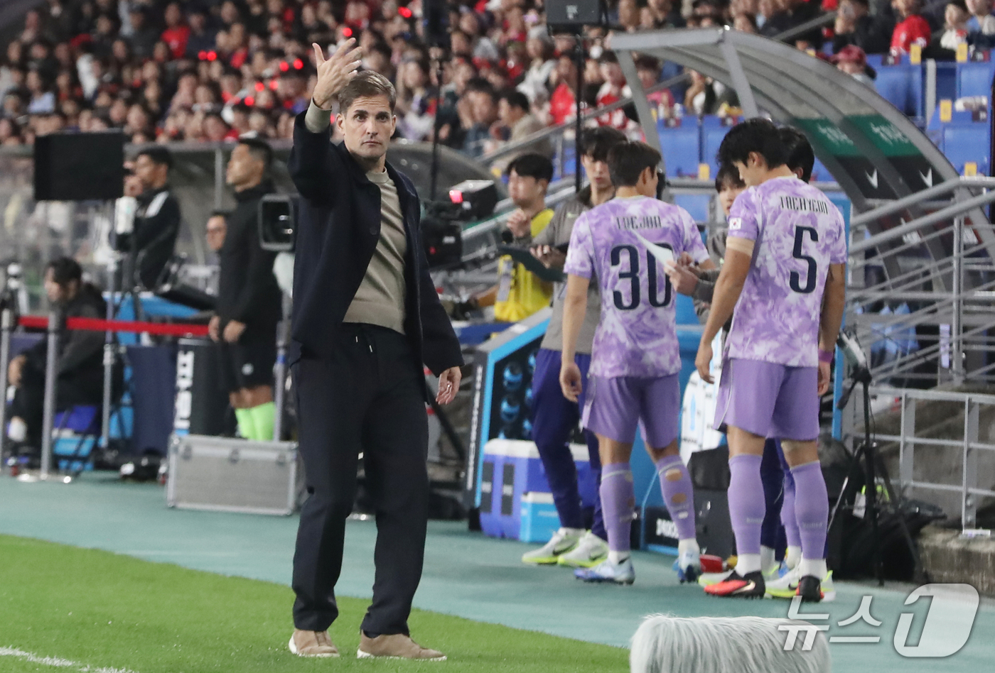 (울산=뉴스1) 조민주 기자 = 2일 울산 남구 문수월드컵경기장에서 열린 축구 국가대표팀 평가전 대한민국과 베네수엘라의 경기, 대한민국 로베르토 모레노 감독이 교체를 지시하고 있다 …