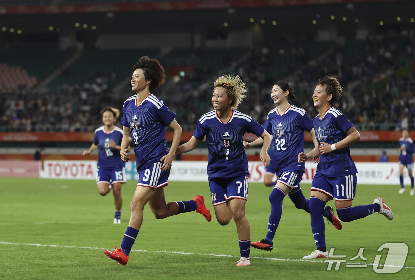 본문 이미지 - 일본 여자축구가 북한을 꺾고 아시안게임 금메달을 따냈다. ⓒ 신화=뉴스1
