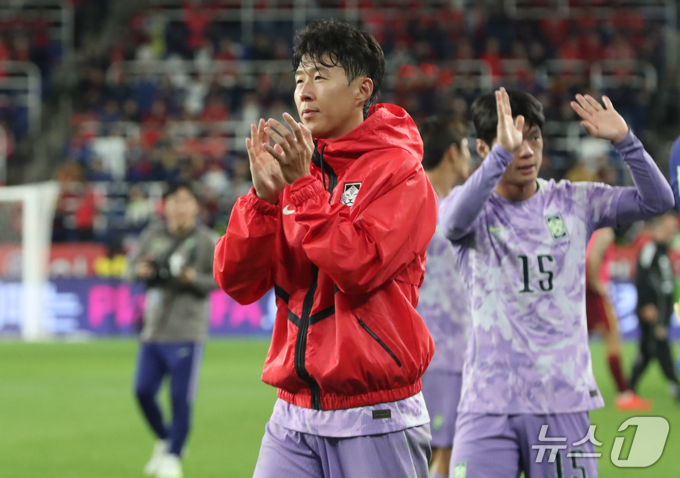 (울산=뉴스1) 조민주 기자 = 축구 국가대표팀 손흥민이 2일 오후 울산 남구 문수월드컵경기장에서 열린 베네수엘라와의 평가전 경기에서 0대 0으로 비긴 뒤 팬들에게 인사하고 있다. …