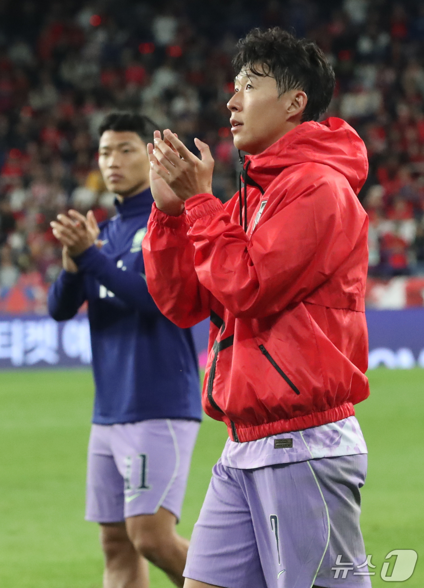 (울산=뉴스1) 조민주 기자 = 축구 국가대표팀 손흥민이 2일 오후 울산 남구 문수월드컵경기장에서 열린 베네수엘라와의 평가전 경기에서 0대 0으로 비긴 뒤 팬들에게 인사하고 있다. …