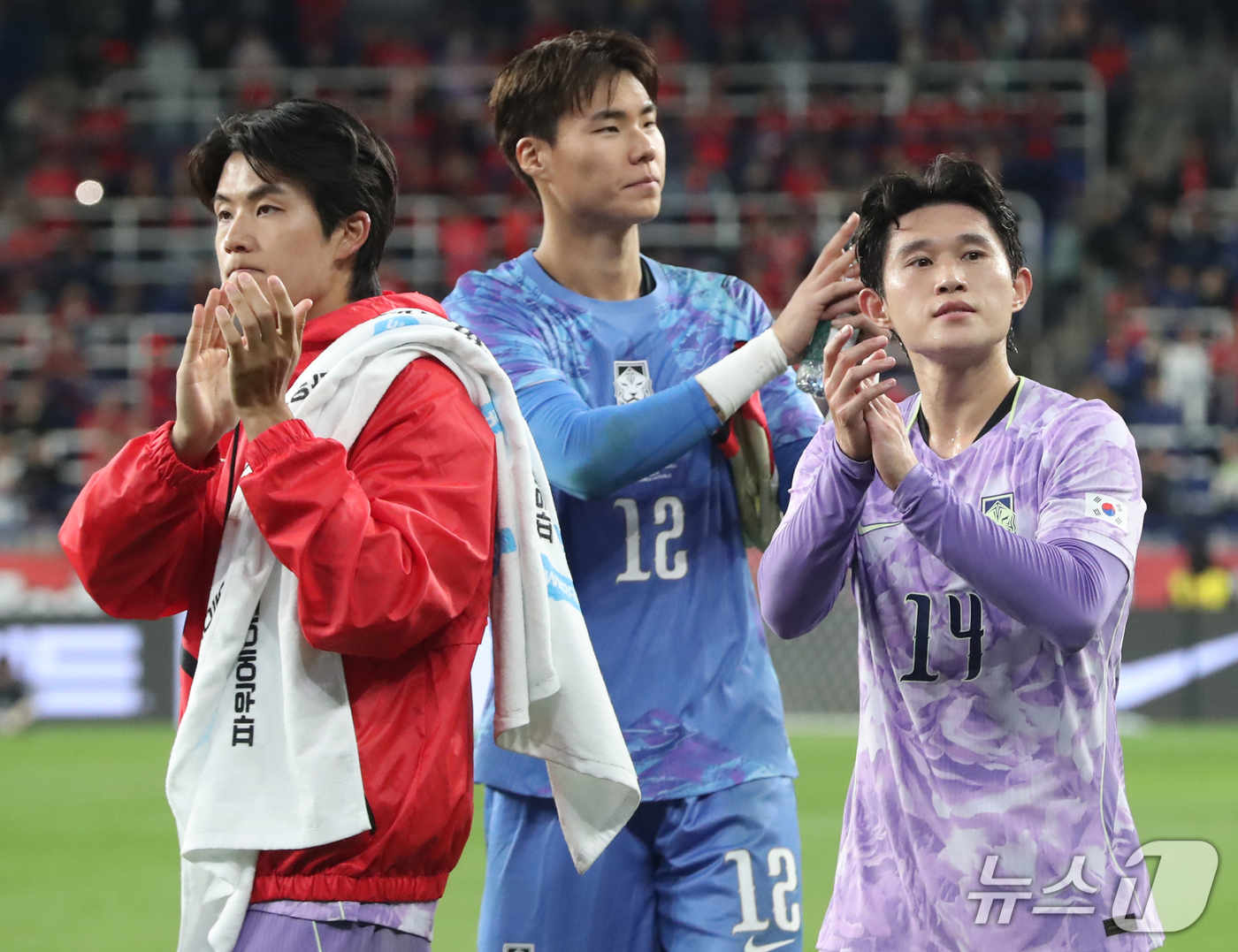 (울산=뉴스1) 조민주 기자 = 축구 국가대표팀 설영우(왼쪽부터), 송범근, 이동경이 2일 오후 울산 남구 문수월드컵경기장에서 열린 베네수엘라와의 평가전 경기에서 0대 0으로 비긴 …