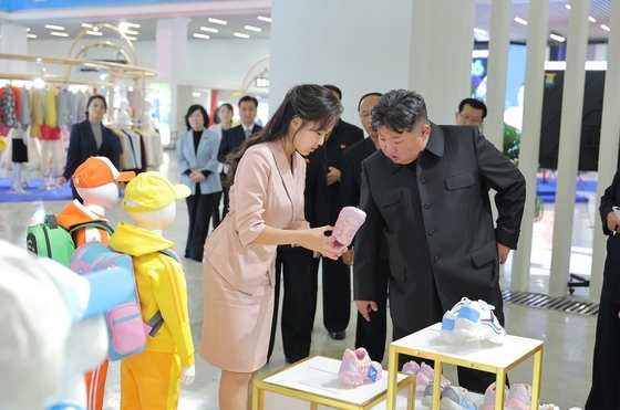 김정은 "지방 제품도 중앙 제품과 당당히 겨뤄"…피복·신발 전시회 시찰