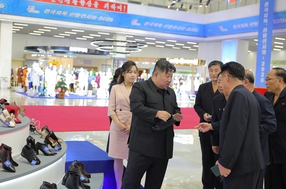 김정은, 피복·신발 전시회 참관…지방공장 성과 조명[데일리 북한]