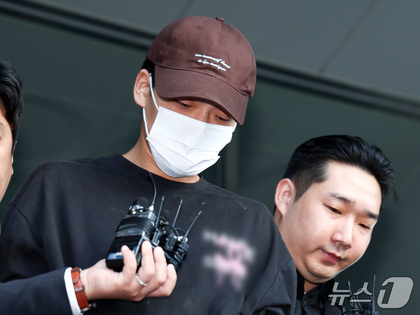 본문 이미지 - 장모를 흉기로 찔러 숨지게 한 뒤 별거하던 부인을 납치해 달아난 혐의로 구속된 26살 남성 김성우가 20일 오전 서울 송파구 송파경찰서에서 공소청으로 송치되고 있다. 2026.10.20 ⓒ 뉴스1 최지환 기자