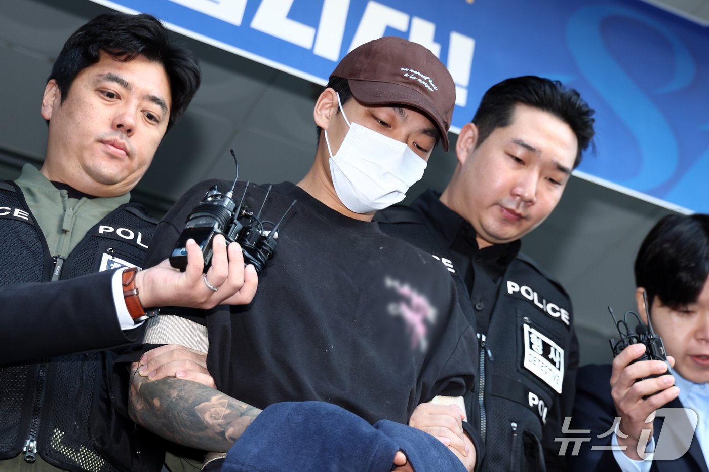 (서울=뉴스1) 최지환 기자 = 장모를 흉기로 찔러 숨지게 한 뒤 별거하던 부인을 납치해 달아난 혐의로 구속된 26살 남성 김성우가 20일 오전 서울 송파구 송파경찰서에서 공소청으 …