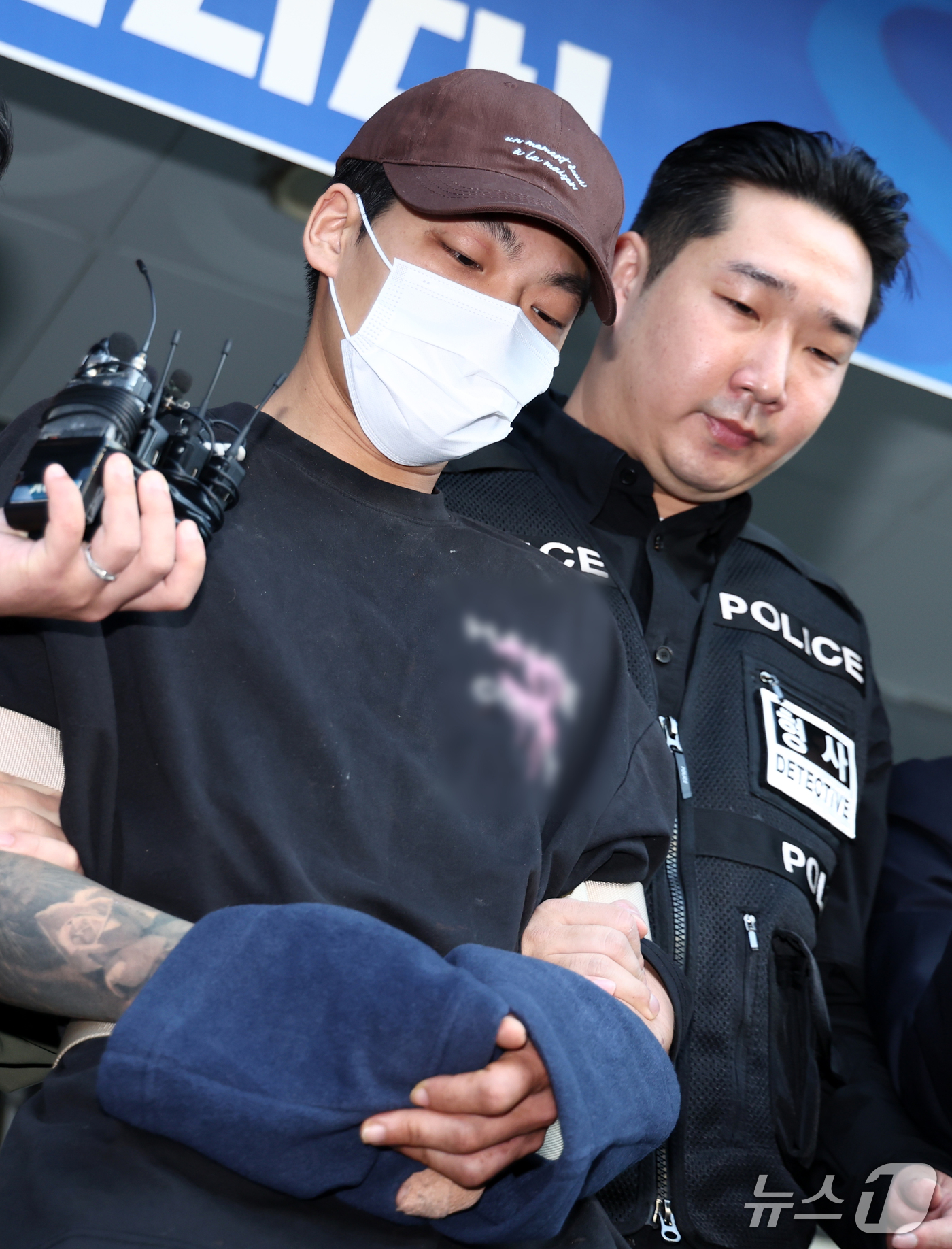 (서울=뉴스1) 최지환 기자 = 장모를 흉기로 찔러 숨지게 한 뒤 별거하던 부인을 납치해 달아난 혐의로 구속된 26살 남성 김성우가 20일 오전 서울 송파구 송파경찰서에서 공소청으 …