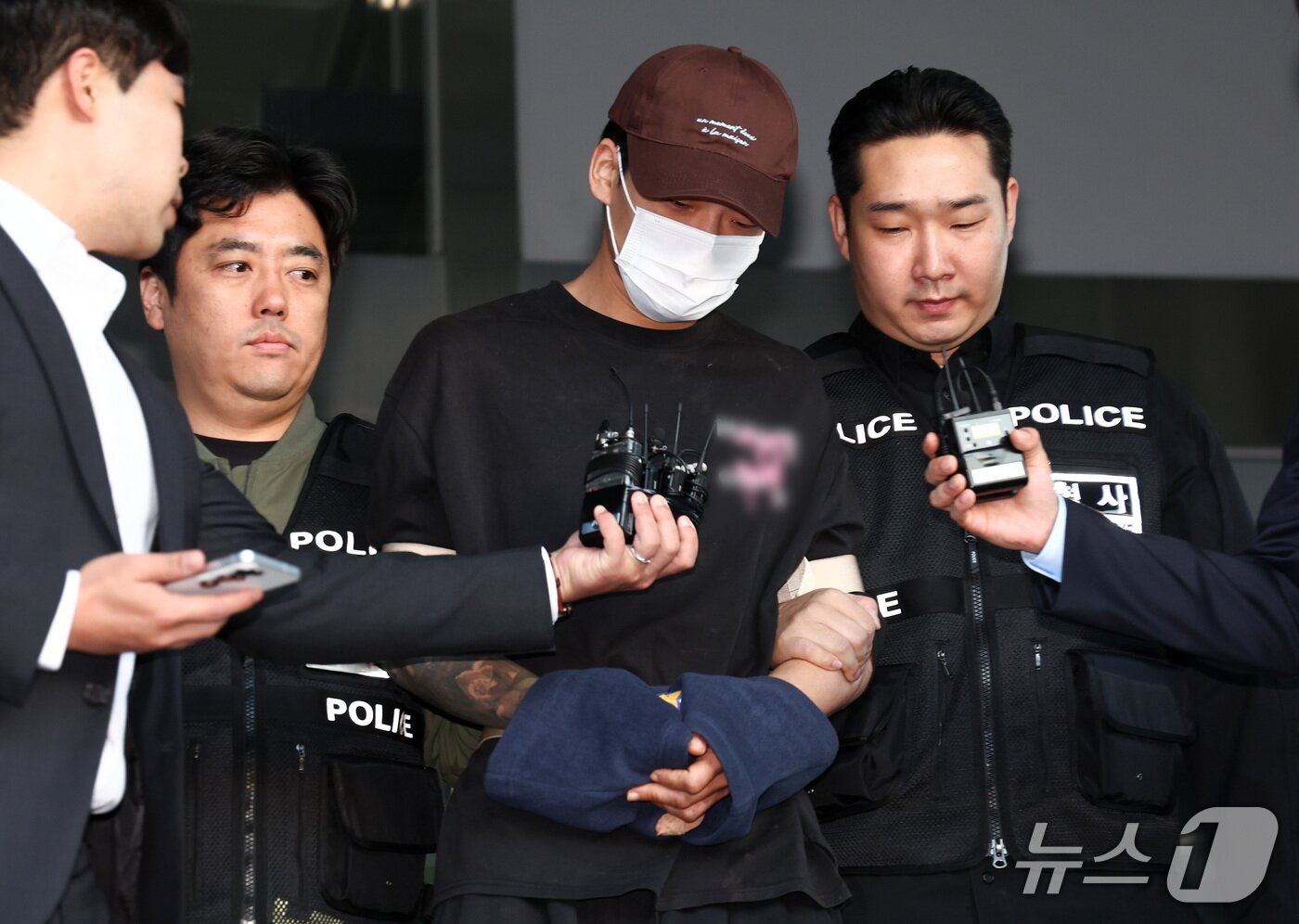 본문 이미지 - 장모를 흉기로 찔러 숨지게 한 뒤 별거하던 부인을 납치해 달아난 혐의로 구속된 26살 남성 김성우가 20일 오전 서울 송파구 송파경찰서에서 공소청으로 송치되고 있다. 2026.10.20 ⓒ 뉴스1 최지환 기자