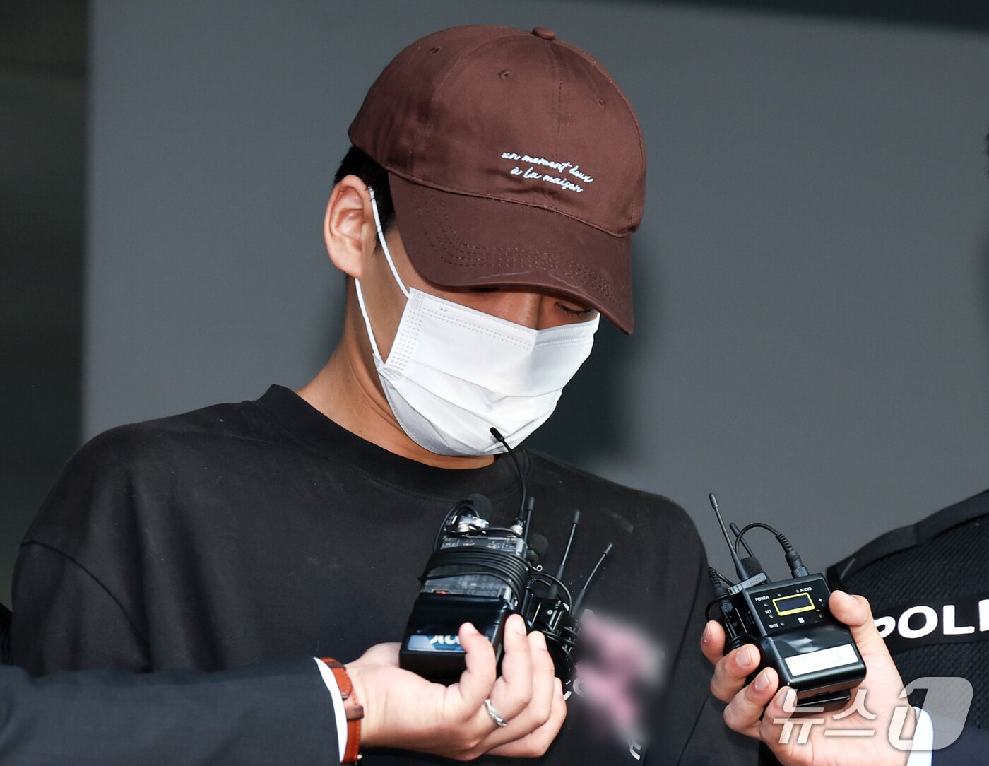 본문 이미지 - 장모를 흉기로 찔러 숨지게 한 뒤 별거하던 부인을 납치해 달아난 혐의로 구속된 26살 남성 김성우가 20일 오전 서울 송파구 송파경찰서에서 공소청으로 송치되고 있다. 2026.10.20 ⓒ 뉴스1 최지환 기자