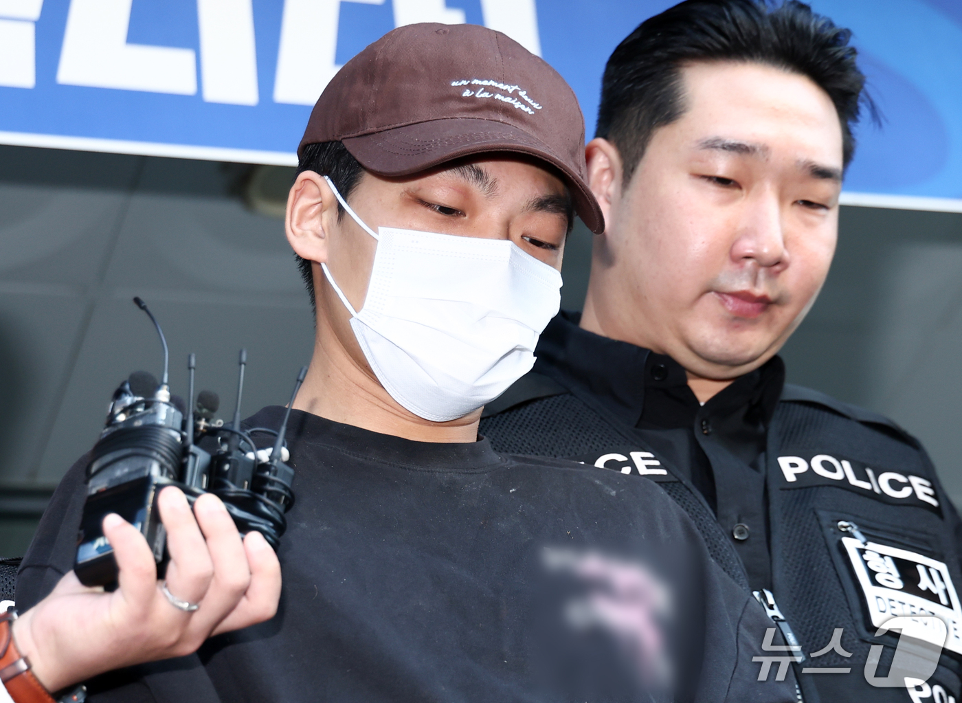 (서울=뉴스1) 최지환 기자 = 장모를 흉기로 찔러 숨지게 한 뒤 별거하던 부인을 납치해 달아난 혐의로 구속된 26살 남성 김성우가 20일 오전 서울 송파구 송파경찰서에서 공소청으 …