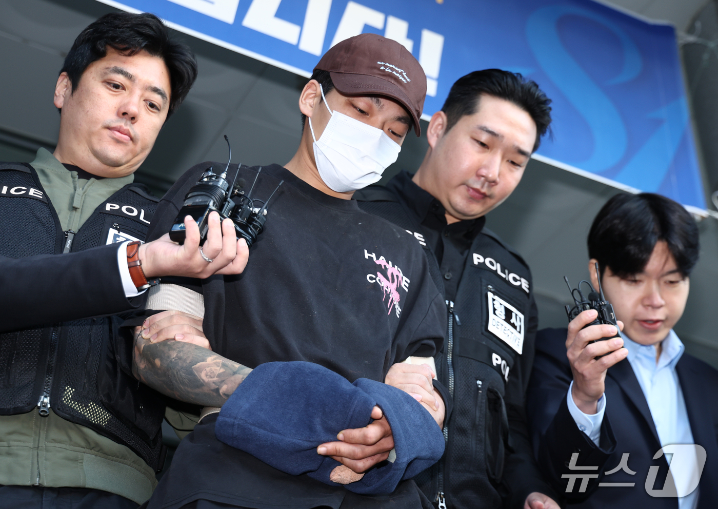 (서울=뉴스1) 최지환 기자 = 장모를 흉기로 찔러 숨지게 한 뒤 별거하던 부인을 납치해 달아난 혐의로 구속된 26살 남성 김성우가 20일 오전 서울 송파구 송파경찰서에서 공소청으 …
