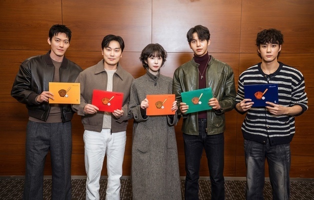 김우빈·서은수·서현우, 고교 야구부 이끈다…'기프트' 대본 리딩 현장도 공개