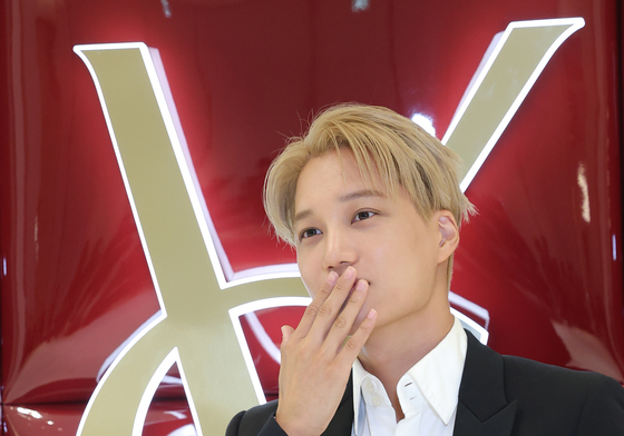 엑소 카이, 손키스에 매력장전