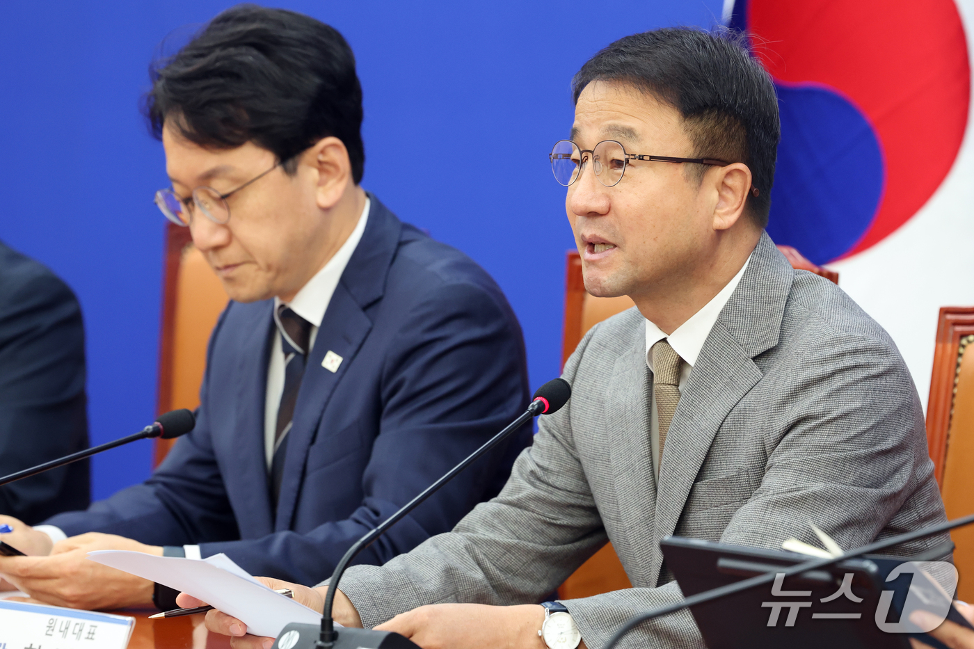 (서울=뉴스1) 황기선 기자 = 한병도 더불어민주당 원내대표가 20일 오전 서울 여의도 국회에서 열린 국정감사대책회의에서 발언을 하고 있다.  2026.10.20/뉴스1