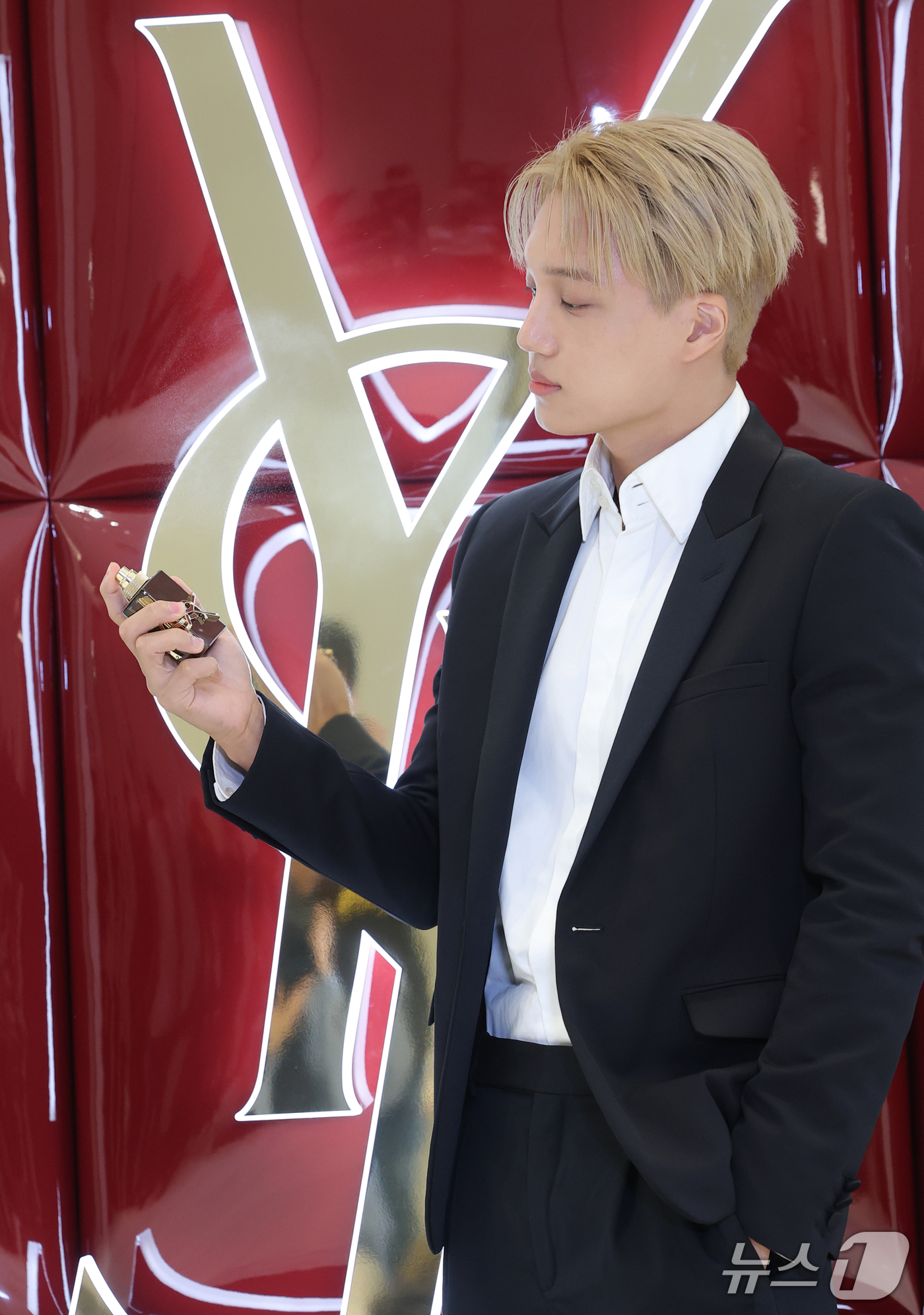 (서울=뉴스1) 권현진 기자 = 엑소 카이가 20일 서울 영등포구 더현대 서울에서 열린 '입생로랑 뷰티 홀리데이 쇼' 팝업 행사에 참석해 포즈를 취하고 있다. 2026.10.20/ …