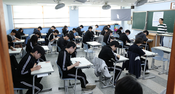 수능 전 마지막 학력평가 치르는 고3 학생