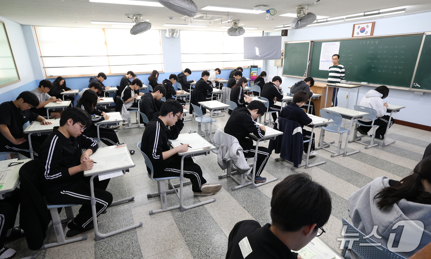 (화성=뉴스1) 김영운 기자 = 2027학년도 대학수학능력시험을 30일 앞둔 20일 경기 화성시 동탄구 동탄고등학교에서 3학년 학생들이 올해 마지막 전국연합학력평가를 치르고 있다. …