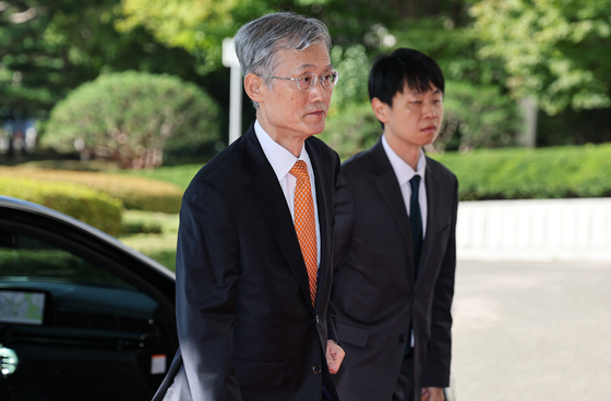 출근하는 조희대 대법원장