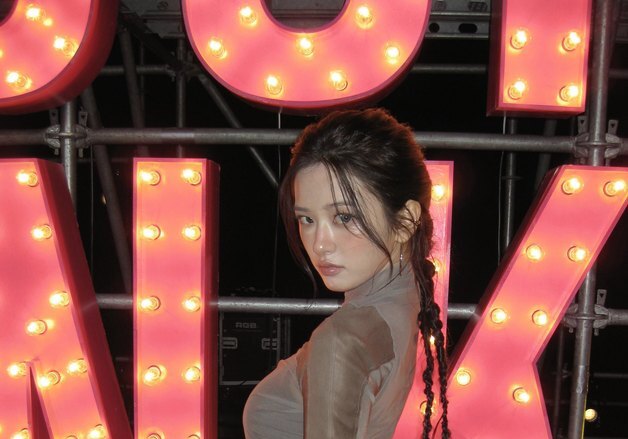 안유진, 시스루로 뽐낸 섹시미…쇼트 팬츠로 매혹 뒤태까지 과시 [N샷]