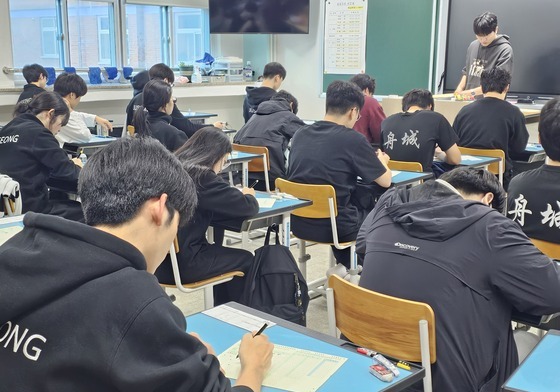 '실전처럼' 수능 마지막 모의고사…충북 고3 1만221명 응시
