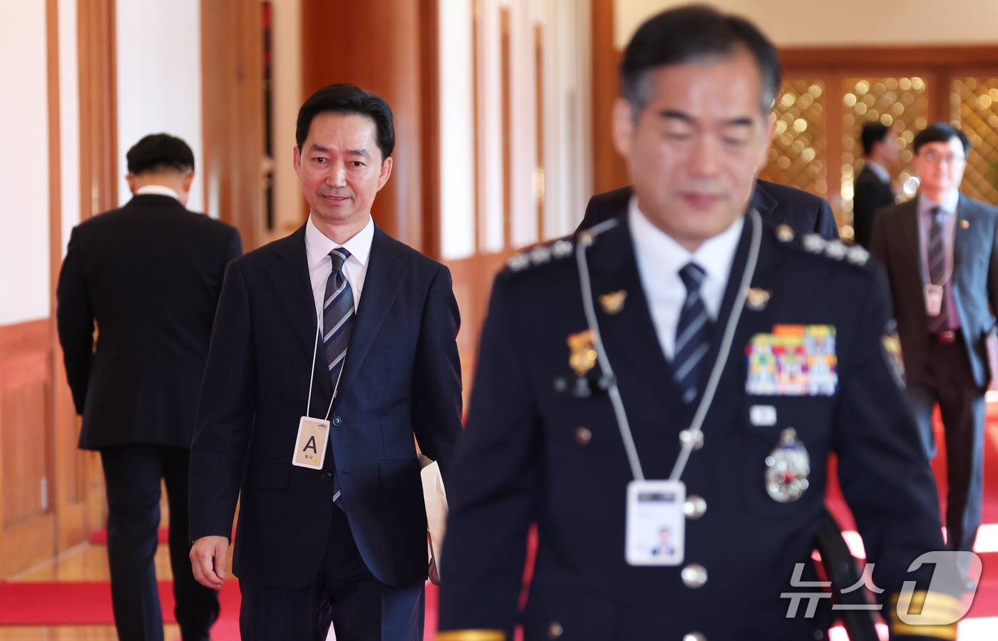 (서울=뉴스1) 허경 기자 = 김지용 중대범죄수사청장이 20일 청와대에서 열린 국무회의에 참석하고 있다. 오른쪽은 김종철 경찰청장 직무대행. (청와대통신사진기자단) 2026.10. …