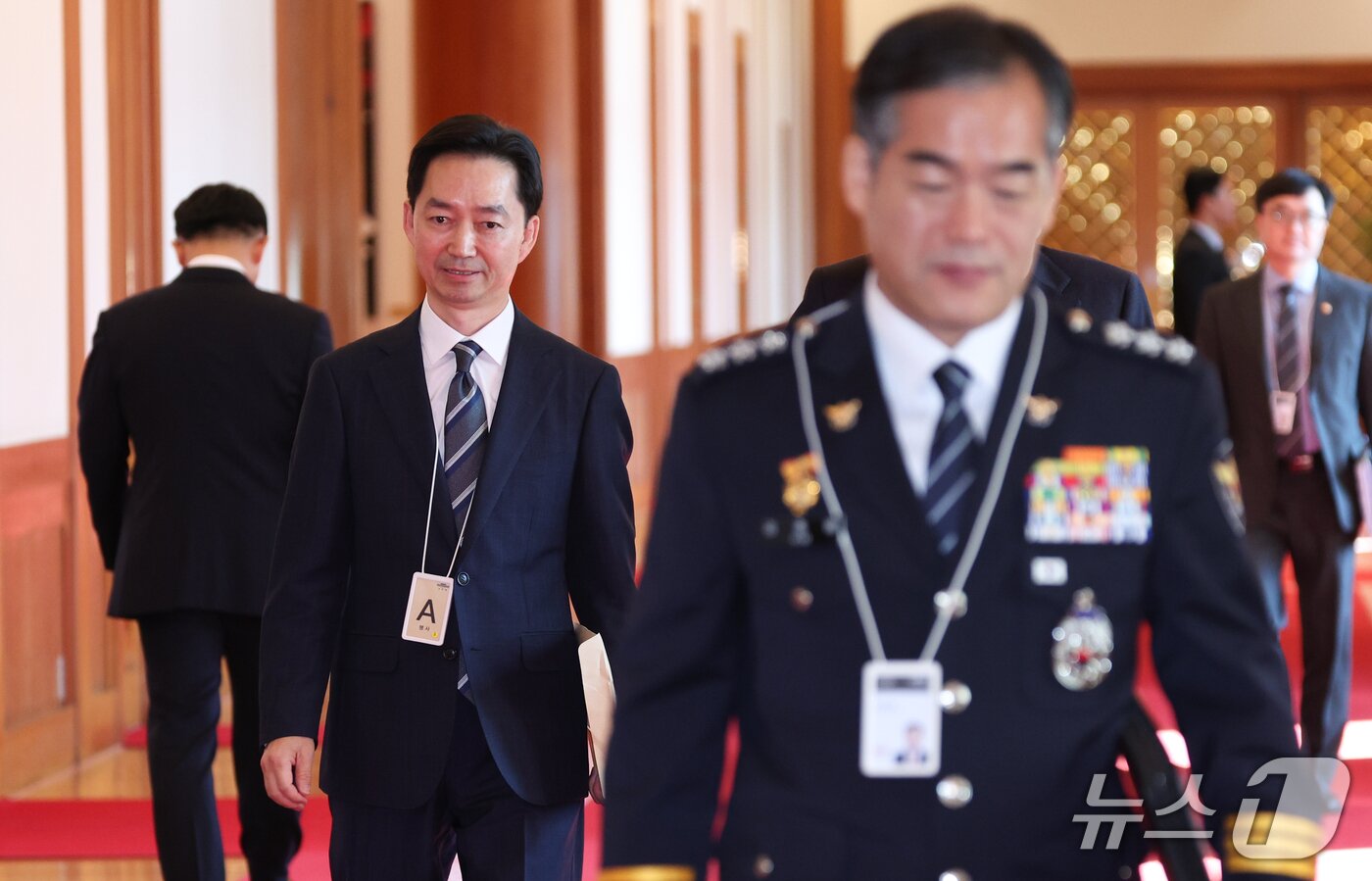 본문 이미지 - 김지용 중대범죄수사청장이 지난 20일 청와대에서 열린 국무회의에 참석하고 있다. 오른쪽은 김종철 경찰청장 직무대행. (청와대통신사진기자단) 2026.10.20 ⓒ 뉴스1 허경 기자
