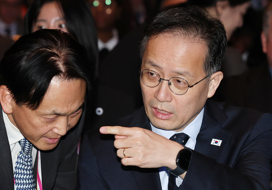 손짓하는 이형일 경제부총리