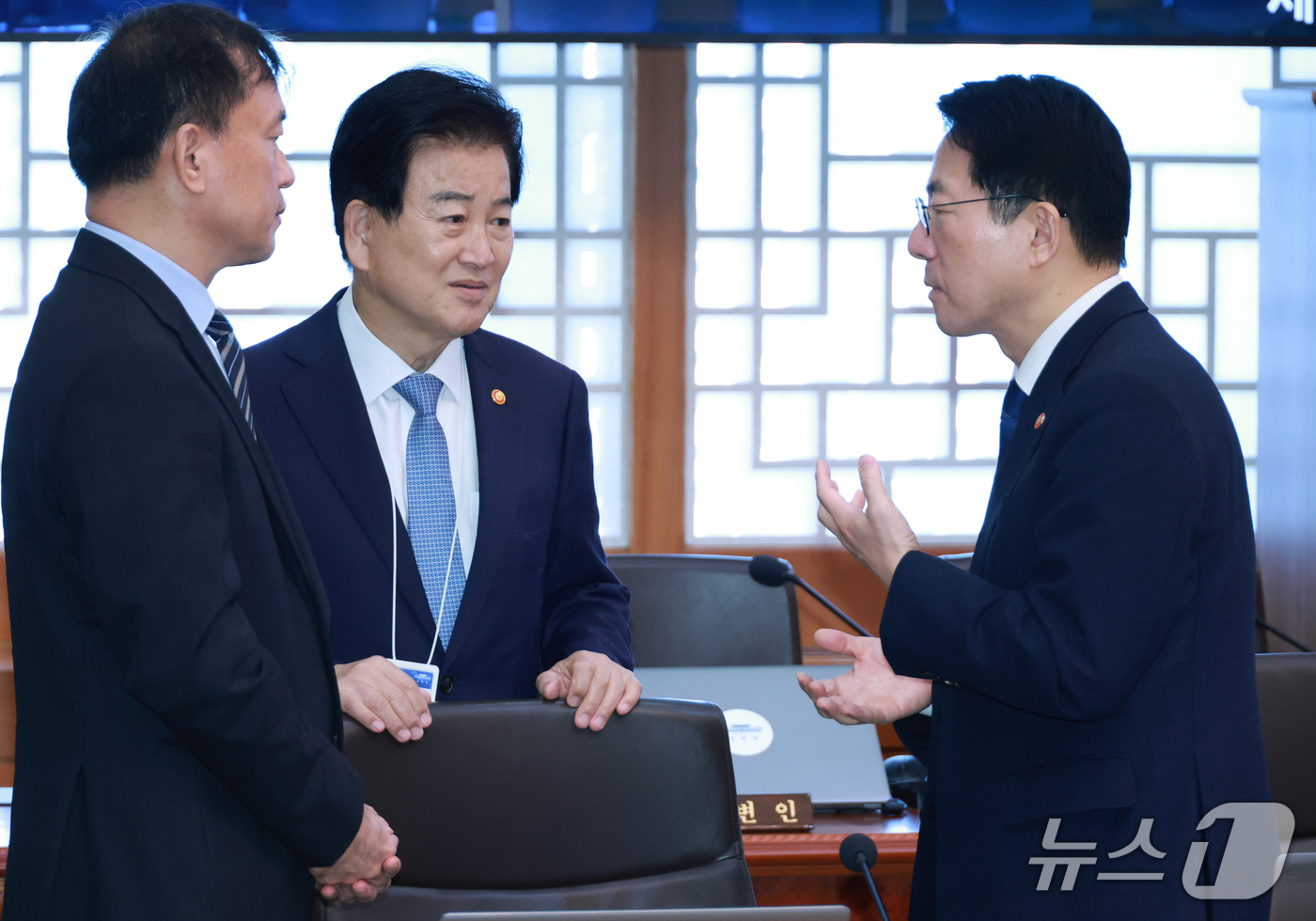 (서울=뉴스1) 허경 기자 = 정동영 통일부 장관과 황종우 해양수산부 장관이 20일 청와대에서 열린 국무회의에서 대화하고 있다. 왼쪽은 김종철 방송미디어통신위원장. (청와대통신사진 …