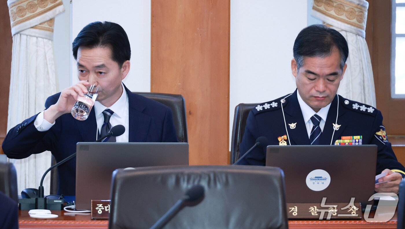 본문 이미지 - 김지용 중대범죄수사청장과 김종철 경찰청장 직무대행이 20일 청와대에서 열린 국무회의에 참석하고 있다. (청와대통신사진기자단) 2026.10.20 ⓒ 뉴스1 허경 기자