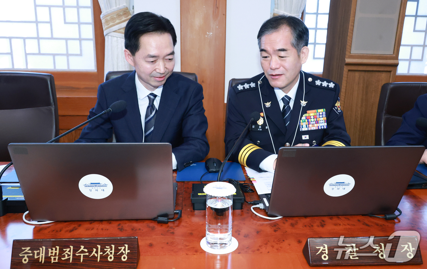 (서울=뉴스1) 허경 기자 = 김지용 중대범죄수사청장과 김종철 경찰청장 직무대행이 20일 청와대에서 열린 국무회의에서 대화하고 있다. (청와대통신사진기자단) 2026.10.20/뉴 …
