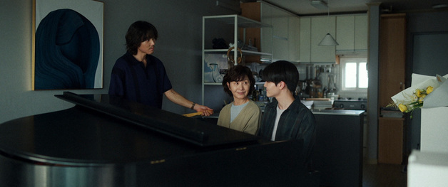 상실의 슬픔, 그 빈자리에 스며든 위로 '흐르는 여정' [시네마 프리뷰]
