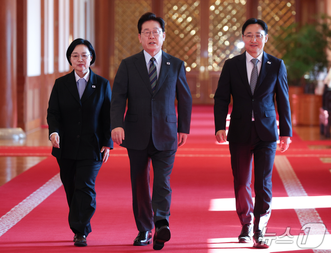 (서울=뉴스1) 허경 기자 = 이재명 대통령이 20일 청와대에서 열린 국무회의에 한성숙  국무총리, 임광현 비서실장과 함께 입장하고 있다. (청와대통신사진기자단) 2026.10.2 …