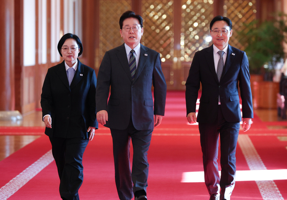 입장하는 이재명 대통령 '한성숙 총리 임광현 비서실장과 함께'