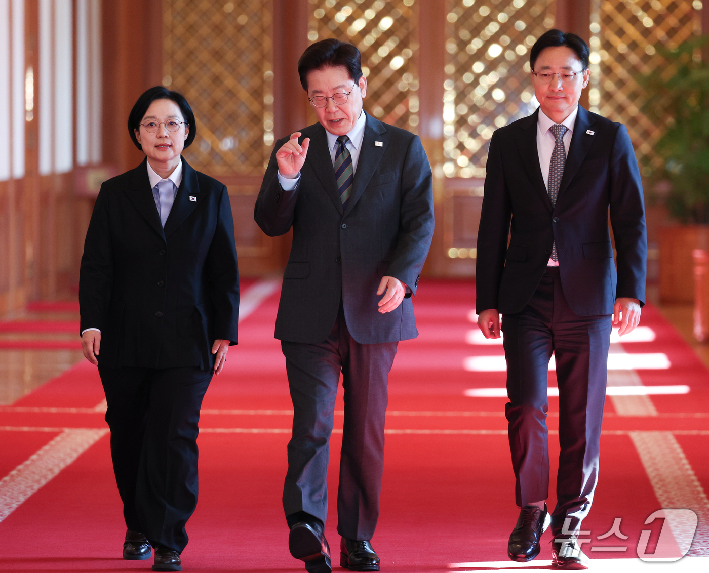 (서울=뉴스1) 허경 기자 = 이재명 대통령이 20일 청와대에서 열린 국무회의에 한성숙  국무총리, 임광현 비서실장과 함께 입장하고 있다. (청와대통신사진기자단) 2026.10.2 …