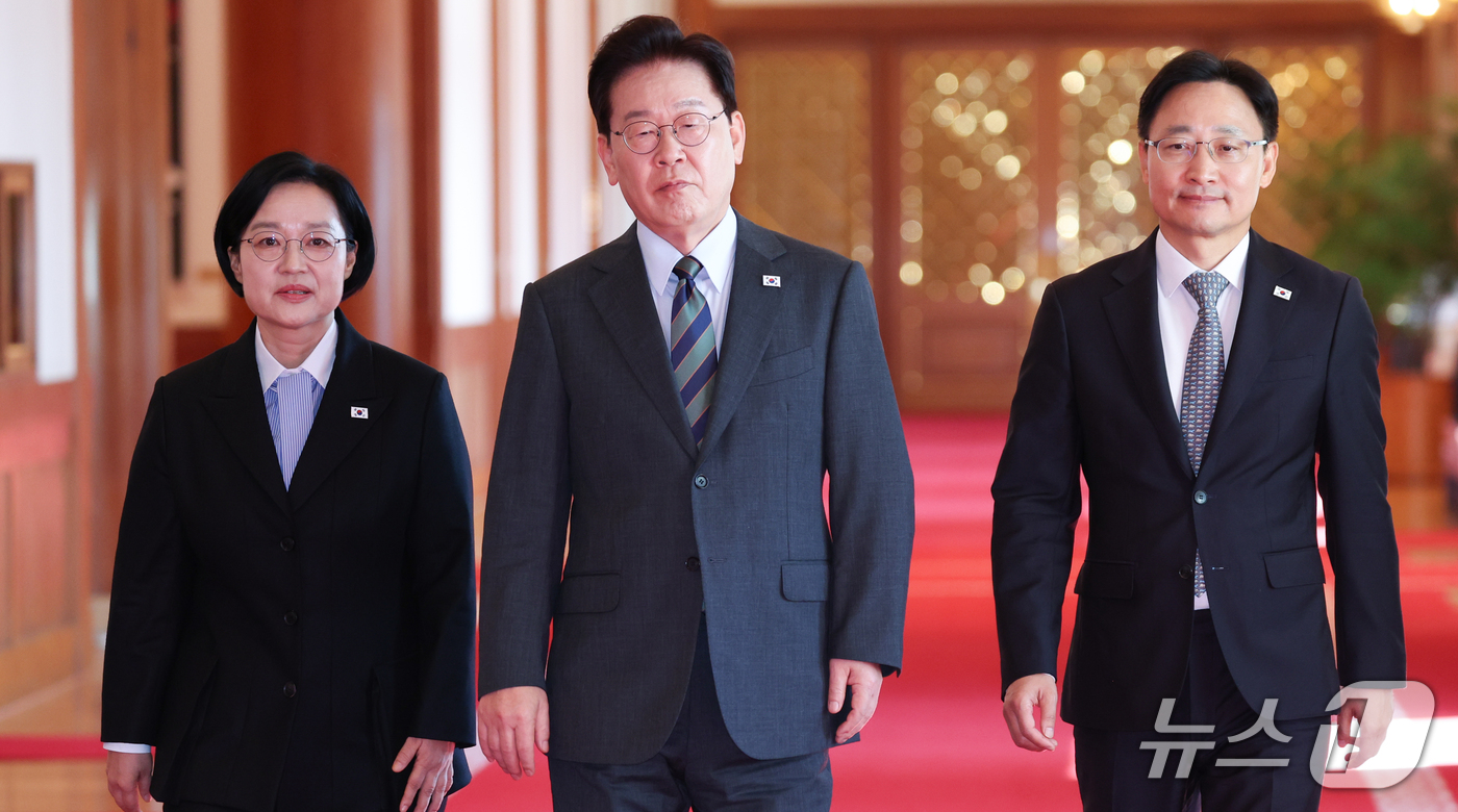 (서울=뉴스1) 허경 기자 = 이재명 대통령이 20일 청와대에서 열린 국무회의에 한성숙  국무총리, 임광현 비서실장과 함께 입장하고 있다. (청와대통신사진기자단) 2026.10.2 …