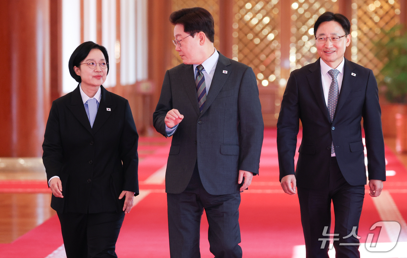 (서울=뉴스1) 허경 기자 = 이재명 대통령이 20일 청와대에서 열린 국무회의에 한성숙  국무총리, 임광현 비서실장과 함께 입장하고 있다.(청와대통신사진기자단)2026.10.20/ …