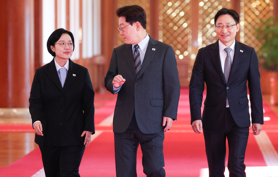 한성숙 총리 임광현 비서실장과 함께 입장하는 이재명 대통령