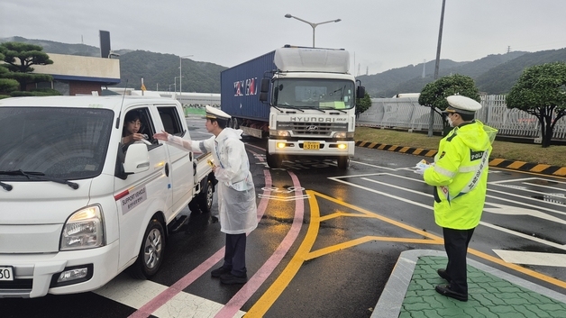 울산 북부경찰서, 현대차 선적장 교차로서 '화물차 안전수칙' 홍보