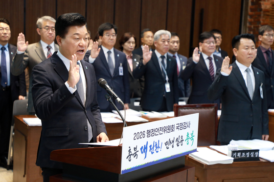 [국감] 증인선서하는 신용한 지사