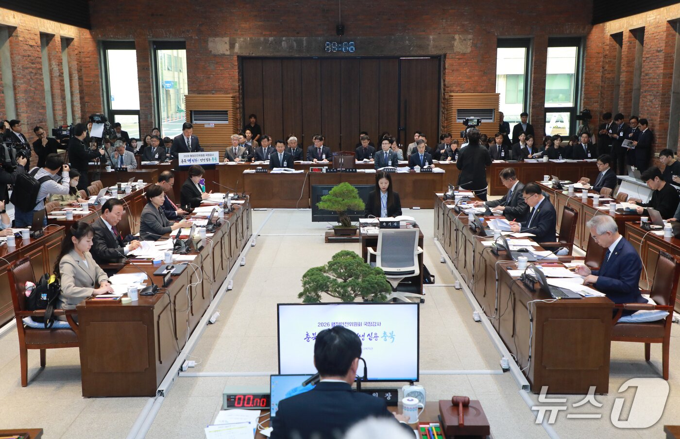 본문 이미지 - 20일 오전 충북도청 다목적관에서 국회 행정안전위원회의 충북도에 대한 국정감사가 열리고 있다. 2026.10.20 ⓒ 뉴스1 김용빈 기자