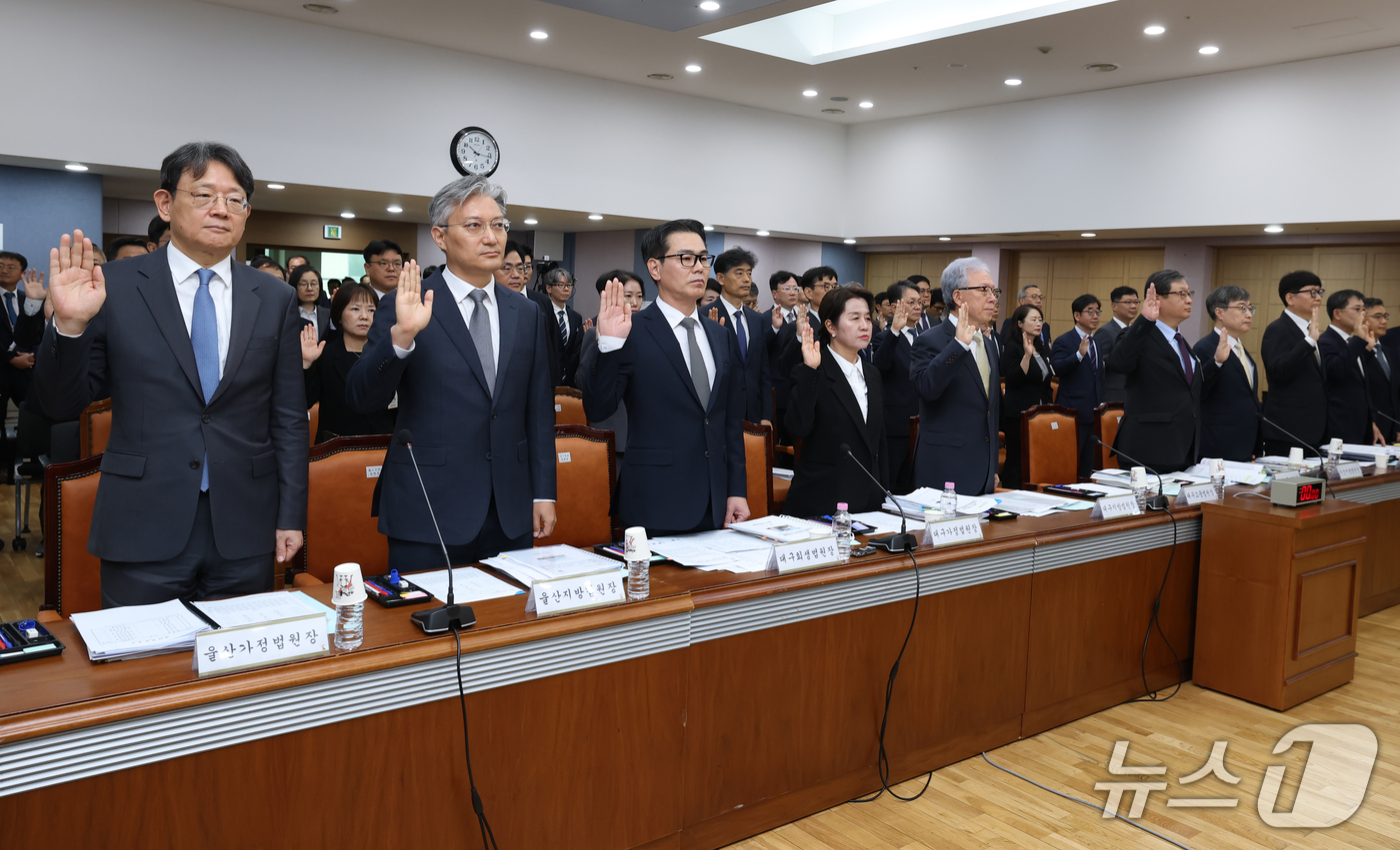 (대구=뉴스1) 공정식 기자 = 20일 대구 수성구 범어동 대구고등법원에서 열린 국회 법제사법위원회(법사위)의 대구고등·지방·가정·회생법원, 부산고등·지방·가정·회생법원, 울산지방 …