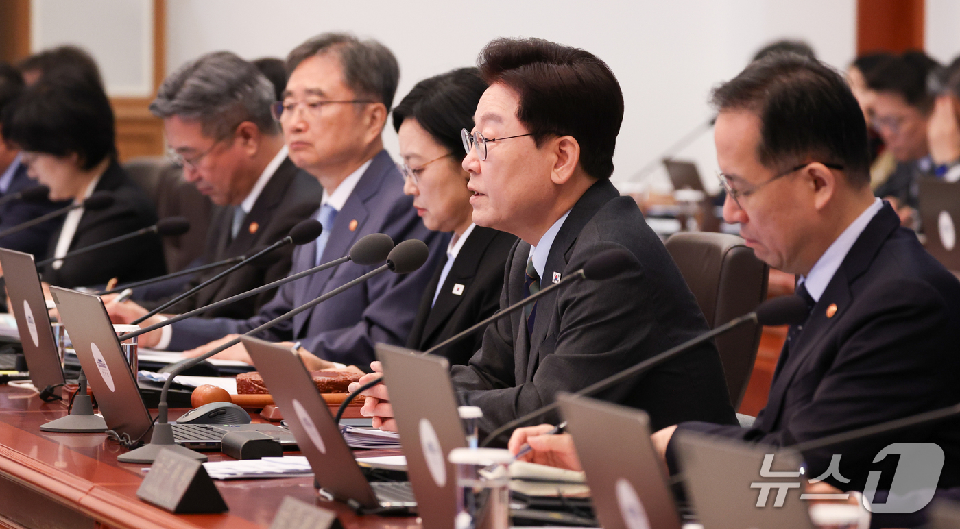 (서울=뉴스1) 허경 기자 = 이재명 대통령이 20일 청와대에서 열린 국무회의에서 발언하고 있다. (청와대통신사진기자단) 2026.10.20/뉴스1