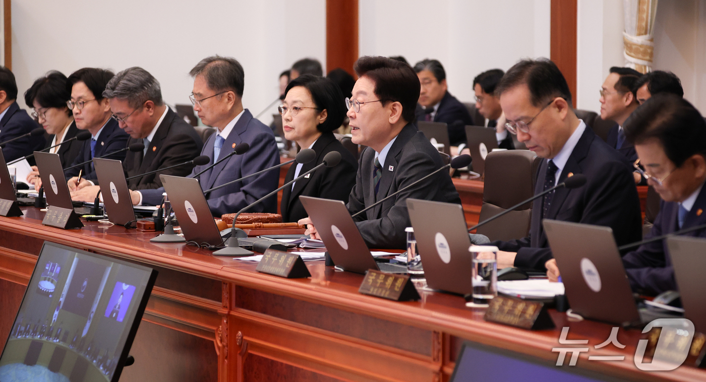 (서울=뉴스1) 허경 기자 = 이재명 대통령이 20일 청와대에서 열린 국무회의에서 발언하고 있다. (청와대통신사진기자단) 2026.10.20/뉴스1